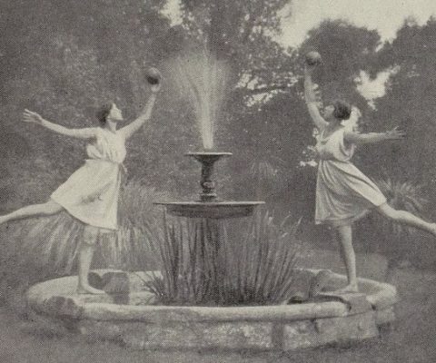 Hébertisme et idéal antique : quand la pratique sportive permet aux femmes d’atteindre la beauté absolue.