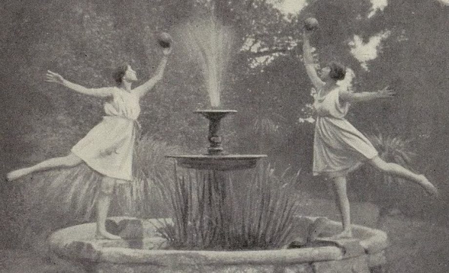 Hébertisme et idéal antique : quand la pratique sportive permet aux femmes d’atteindre la beauté absolue.